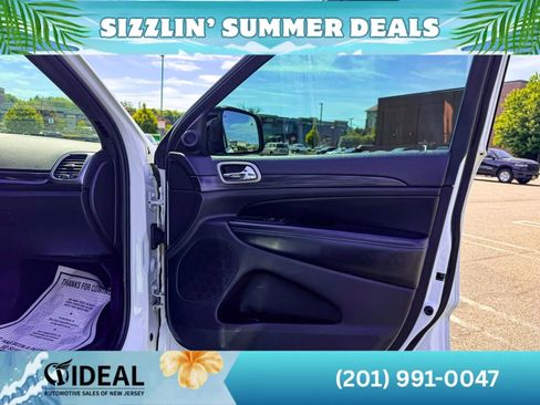 Used 2019 Jeep Grand Cherokee Laredo AWD/4WD image 13