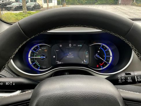 Used 2024 Chrysler Pacifica Premium FWD image 26