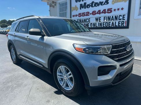 Used 2021 Ford Explorer XLT RWD image 2