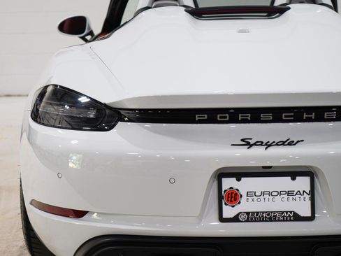 Used 2020 Porsche 718 Boxster Spyder RWD image 33
