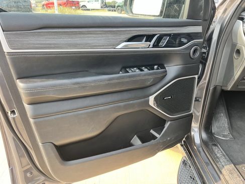 Used 2024 Jeep Wagoneer Series II w/ Flexible Seating Group RWD image 8