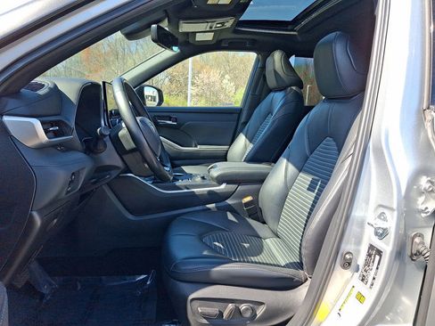 Used 2023 Toyota Highlander XSE image 12