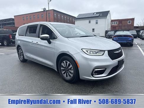Used 2023 Chrysler Pacifica Limited FWD image 2