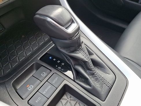 Used 2021 Toyota RAV4 XLE Premium image 15