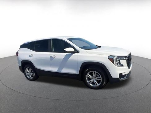 Used 2024 GMC Terrain SLE FWD image 2