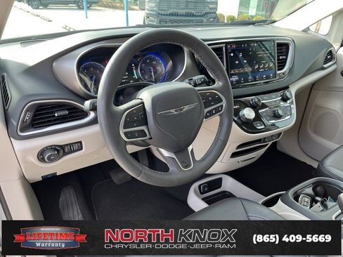 Used 2024 Chrysler Pacifica Touring-L image 6