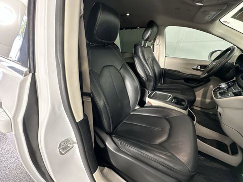Used 2022 Chrysler Pacifica Touring-L image 30