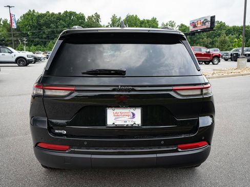Used 2022 Jeep Grand Cherokee Altitude AWD/4WD image 8