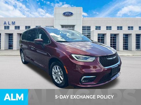 Used 2023 Chrysler Pacifica Touring-L FWD image 3