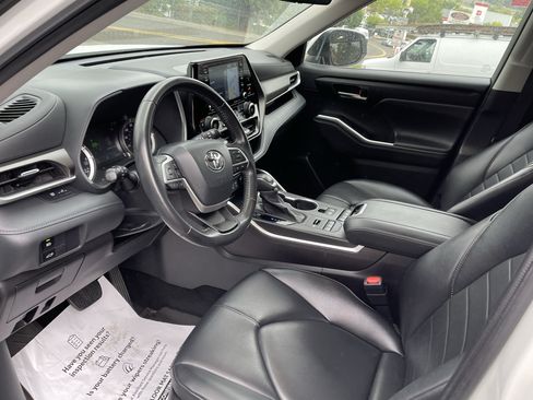Used 2022 Toyota Highlander XLE AWD/4WD image 10