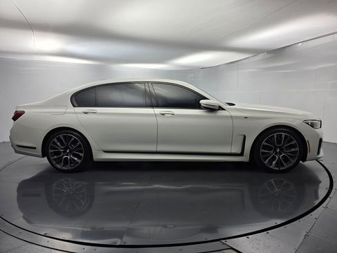 Used 2022 BMW 740i w/ M Sport Package RWD image 3