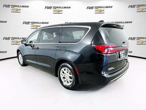 Used 2023 Chrysler Pacifica Touring-L FWD image 5