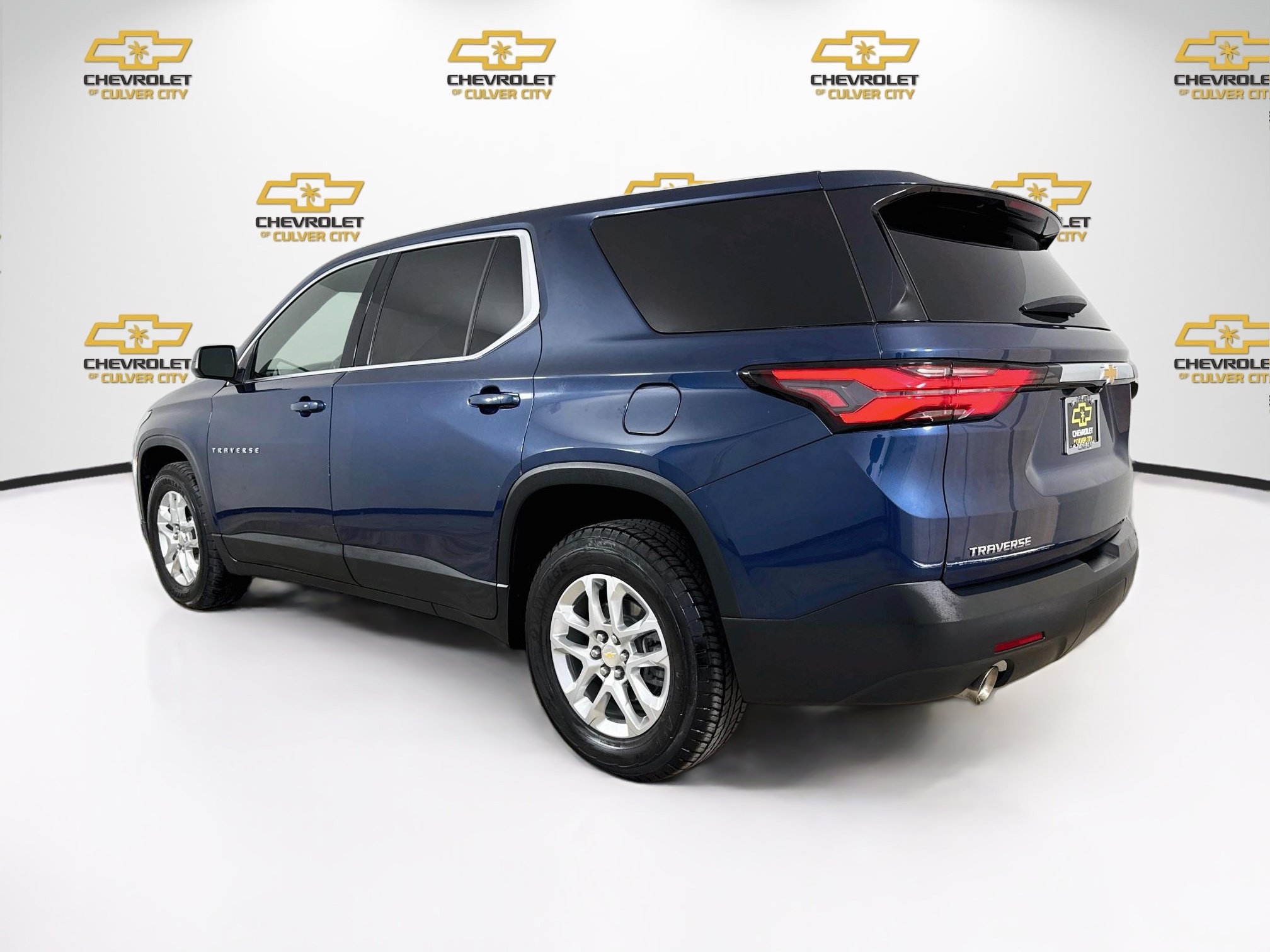 Used 2022 Chevrolet Traverse LS w/ LPO, Cargo Package FWD image 6