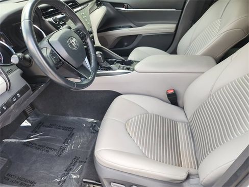 Used 2020 Toyota Camry SE w/ Sunroof Package FWD image 4