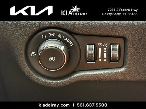 Used 2023 Chrysler Pacifica Pinnacle FWD image 29