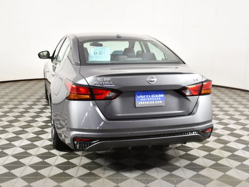 Used 2024 Nissan Altima 2.5 SV FWD image 7