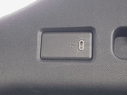 Certified 2025 Chevrolet Suburban LT RWD image 17