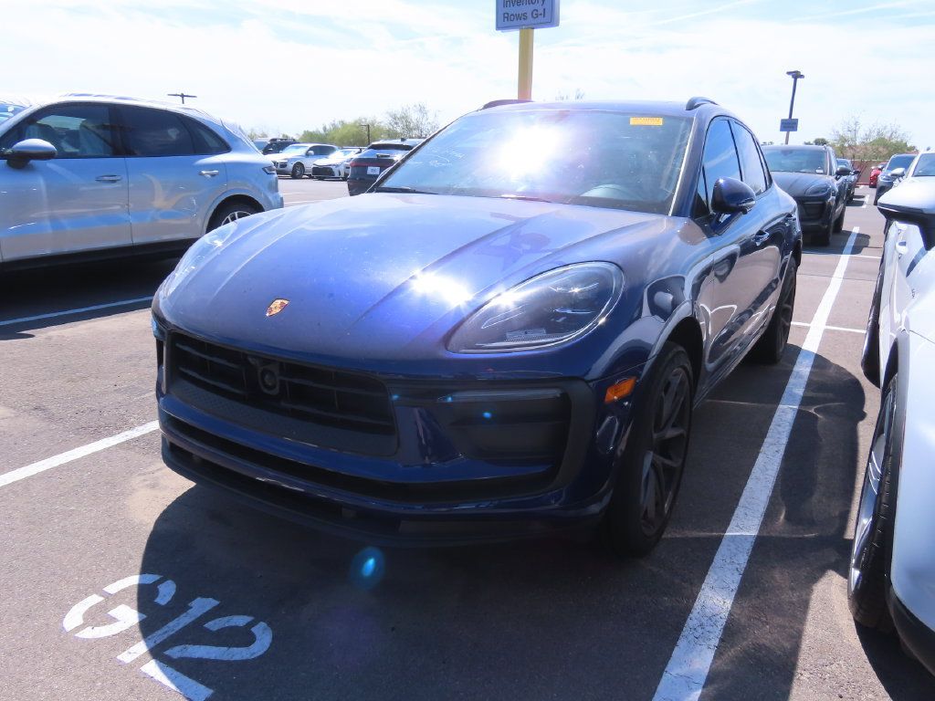 Used 2022 Porsche Macan AWD/4WD image 2