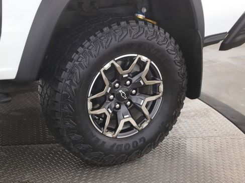 Used 2025 Chevrolet Colorado ZR2 w/ Technology Package image 14