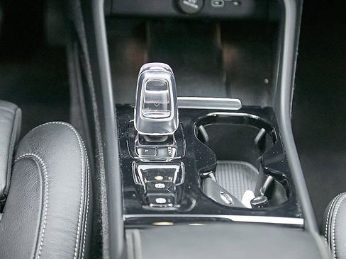 Certified 2023 Volvo XC40 B5 Plus image 30