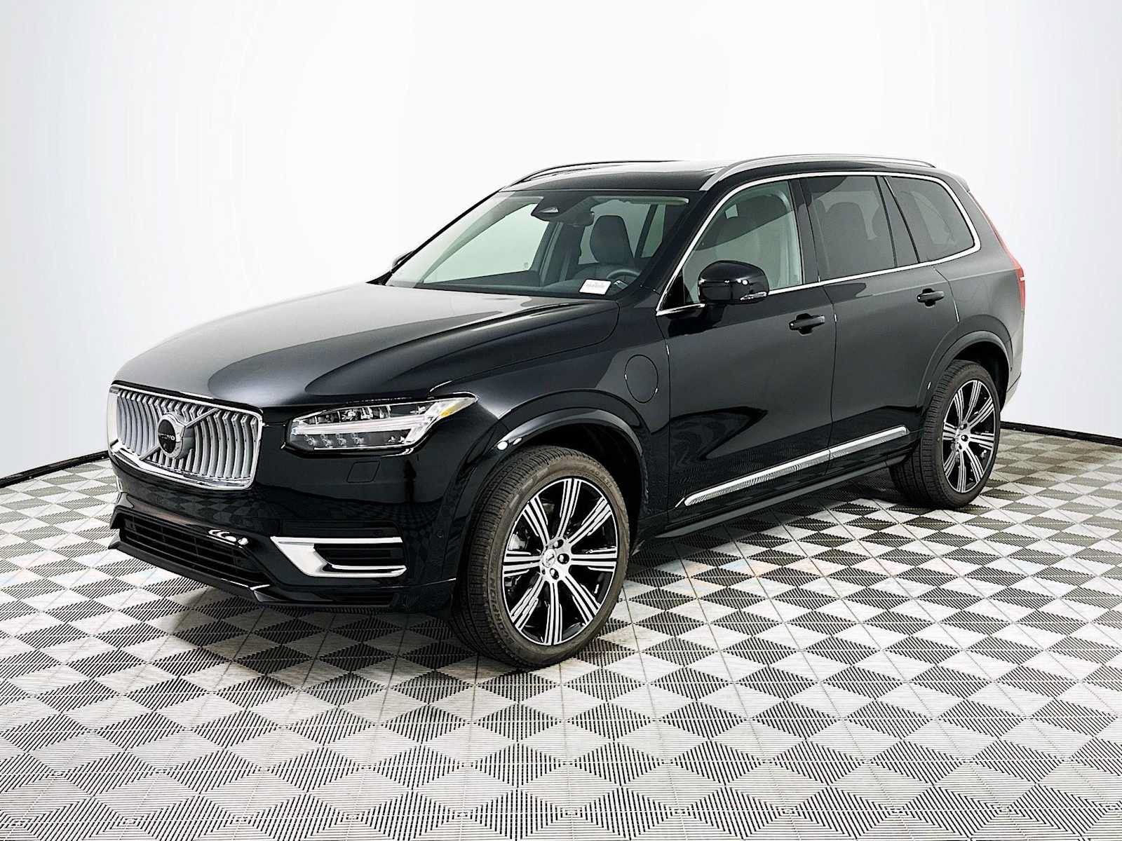 Certified 2025 Volvo XC90 T8 Plus w/ Protection Package Premier AWD/4WD image 3