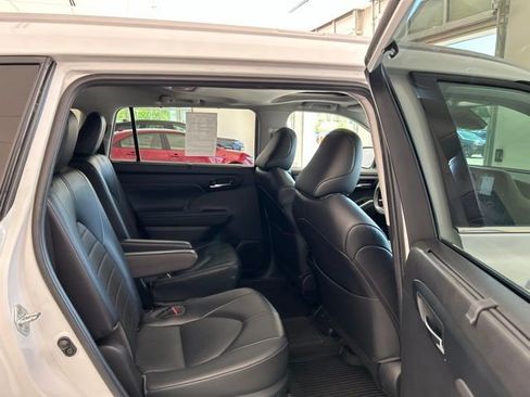 Used 2022 Toyota Highlander XLE AWD/4WD image 20
