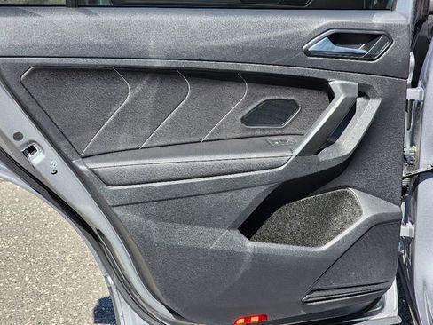 Used 2024 Volkswagen Tiguan SE image 23