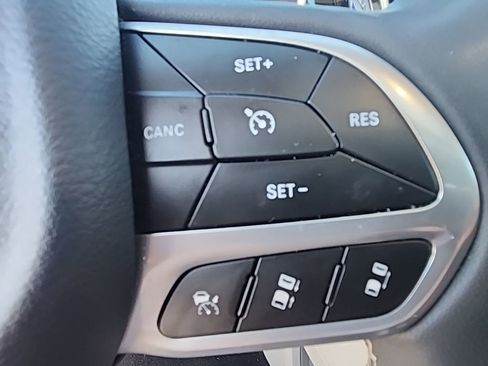 Used 2023 Chrysler Pacifica Limited image 13