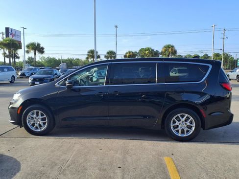 Used 2024 Chrysler Pacifica Touring-L FWD image 9