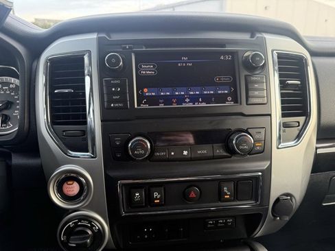 Used 2019 Nissan Titan SV w/ SV Convenience Package image 19