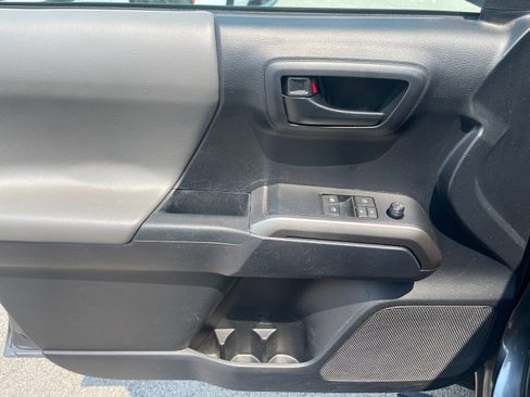 Used 2019 Toyota Tacoma SR5 AWD/4WD image 12