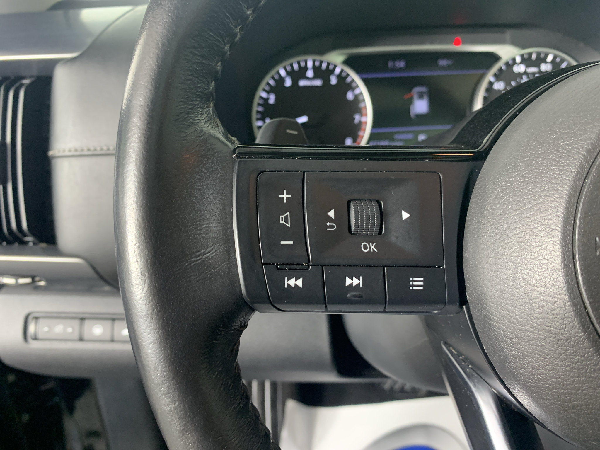 Used 2022 Nissan Pathfinder SL w/ SL Premium Package FWD image 18
