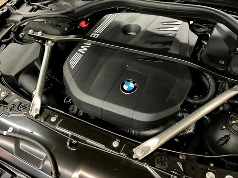 Used 2025 BMW 740i w/ Premium Package image 34