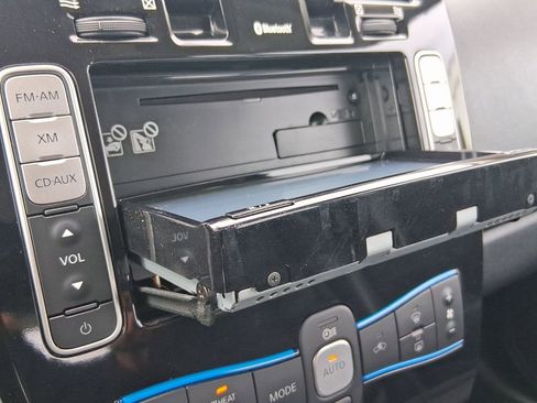 Used 2015 Nissan Leaf SV image 17