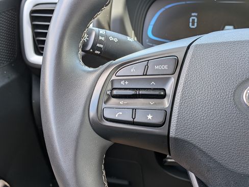 Used 2025 Hyundai Venue Limited FWD image 24