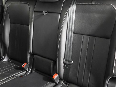 Used 2023 Volkswagen Tiguan SE image 35