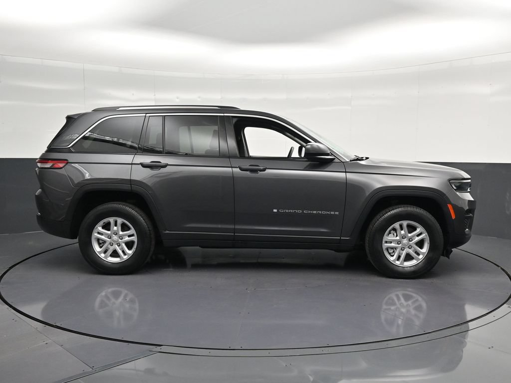 Used 2023 Jeep Grand Cherokee Laredo RWD image 4