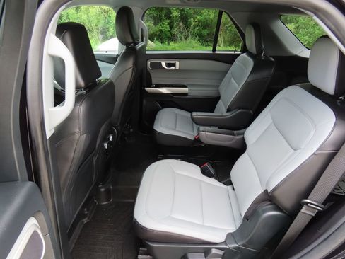 Used 2021 Ford Explorer XLT w/ Equipment Group 202A AWD/4WD image 26
