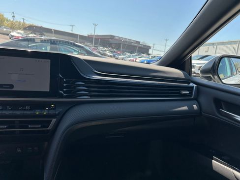 Used 2025 Toyota Camry SE image 30