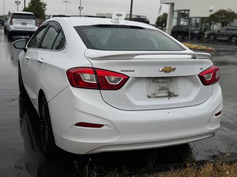 Used 2018 Chevrolet Cruze LT w/ Convenience Package FWD image 2