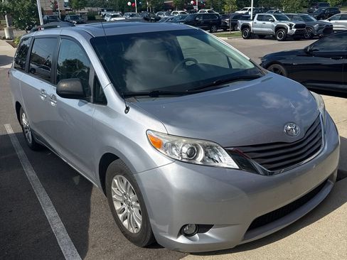 Used 2014 Toyota Sienna XLE FWD image 3