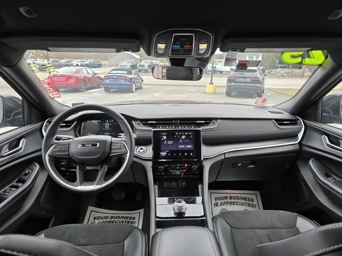 Used 2025 Jeep Grand Cherokee Altitude image 14