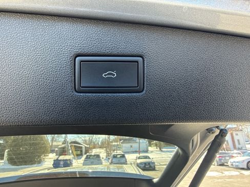 Used 2022 Volkswagen Tiguan SE R-Line image 16