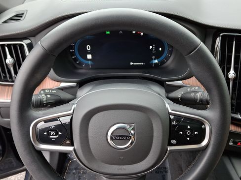 Used 2023 Volvo XC60 B5 Ultimate w/ Climate Package image 21