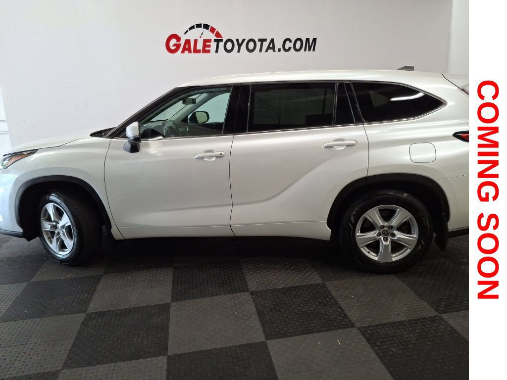 Used 2022 Toyota Highlander LE AWD/4WD image 11