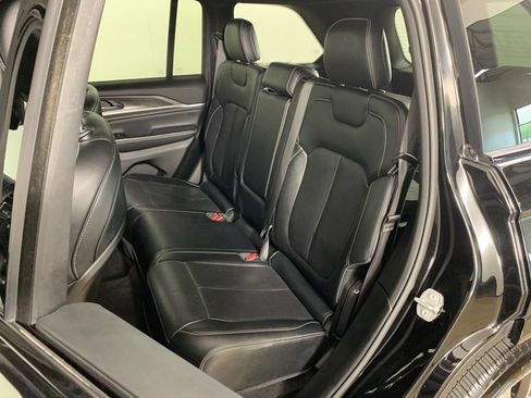 Used 2022 Jeep Grand Cherokee Overland AWD/4WD image 33