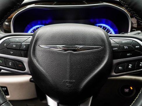 Used 2023 Chrysler Pacifica Limited image 29