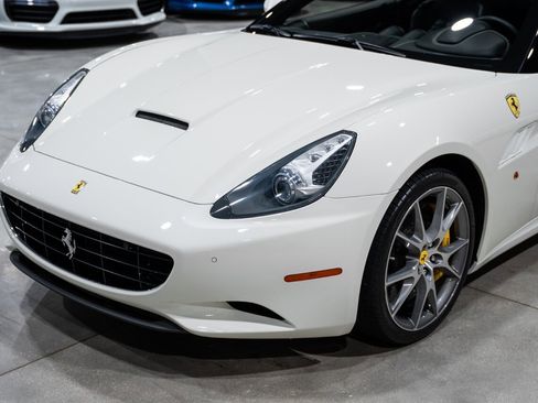 Used 2014 Ferrari California image 18