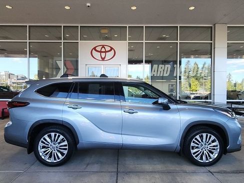 Certified 2024 Toyota Highlander Platinum AWD/4WD image 3