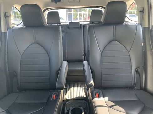 Used 2023 Toyota Highlander XLE FWD image 32